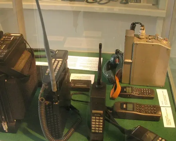 Pierwsza Nokia i inne zabytkowe telefony komórkowe, w tym modele NMT i radiotelefony, prezentowane na wystawie.
