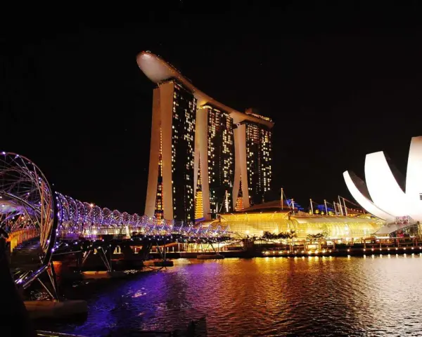 Nocny widok na Marina Bay Sands i most Helix w Singapurze, stolicy.