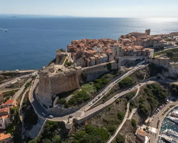 Vue aérienne de Bonifacio, Corse. Découvrez quoi faire à Bonifacio : explorer la citadelle, flâner dans les ruelles, admirer la mer et les yachts.