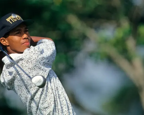Młody Tiger Woods, którego majątek budował od lat, wykonuje zamach kijem golfowym.