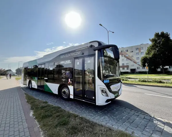 Elektryczny autobus MKS Szczecinek na linii 2 Osiedle Zachód. Nowoczesny pojazd czeka na pasażerów.