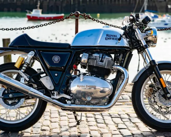Błyszczący, chromowany rozrząd królewski Royal Enfield Continental GT 650 na tle portu.
