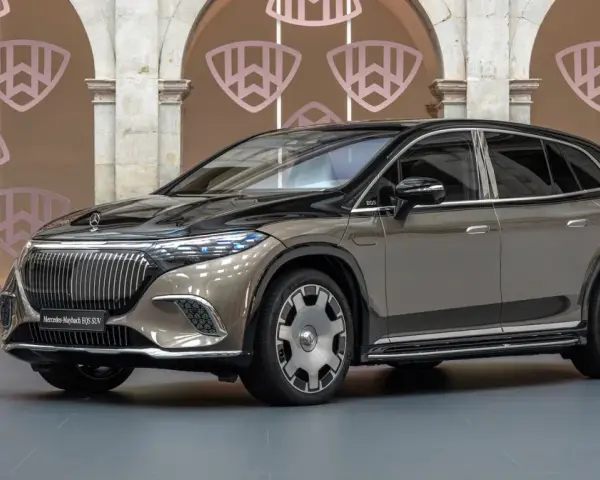 Elegancki Maybach SUV w kolorze brązowo-czarnym prezentuje się luksusowo na tle ozdobnej ściany.