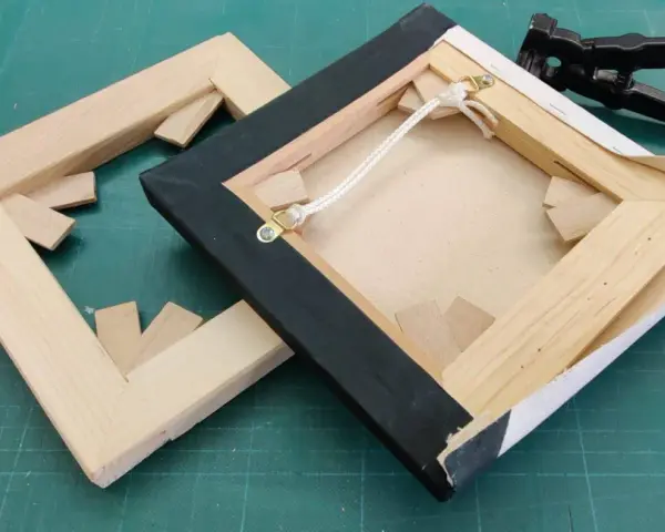 Deux châssis de peinture en bois, prêts pour la toile. Les dimensions sont visibles sur la structure.