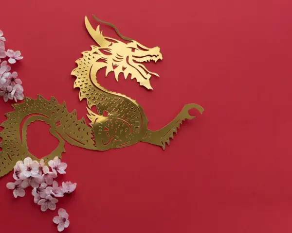 Złoty smok, symbol chińskiego zodiaku 1988, otoczony kwitnącymi gałązkami wiśni na czerwonym tle.