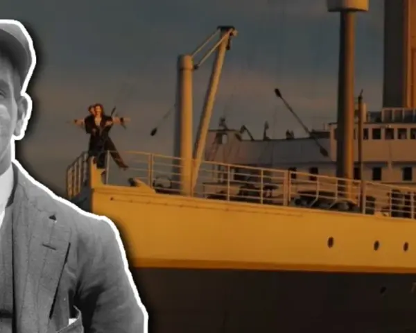 Młody mężczyzna w czapce i garniturze obok sceny z filmu Titanic, gdzie para stoi na dziobie statku.