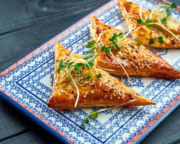 Triangoli dorati con semi di sesamo, un'idea sfiziosa per le tue ricette con pasta fillo.