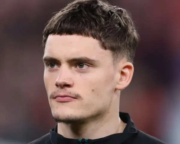 Primer plano de Florian Wirtz, con su característico corte de pelo y mirada concentrada.