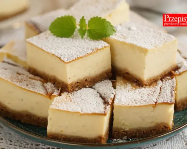 Pyszny sernik z mascarpone i budyniem, posypany cukrem pudrem. Idealny przepis na domowe ciasto.