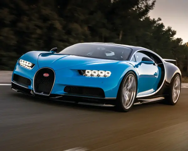Niebieskie Bugatti Chiron w ruchu, z widocznym logo i światłami.