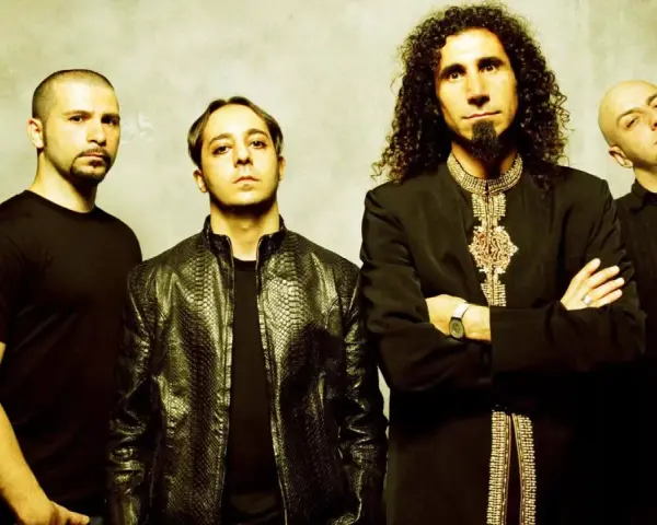 Les membres de System of a Down posent ensemble, chacun avec un style distinct.