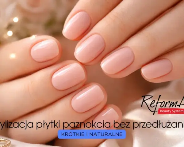 Delikatna hybryda na krótkich paznokciach w odcieniu nude. Stylizacja podkreśla naturalne piękno dłoni.
