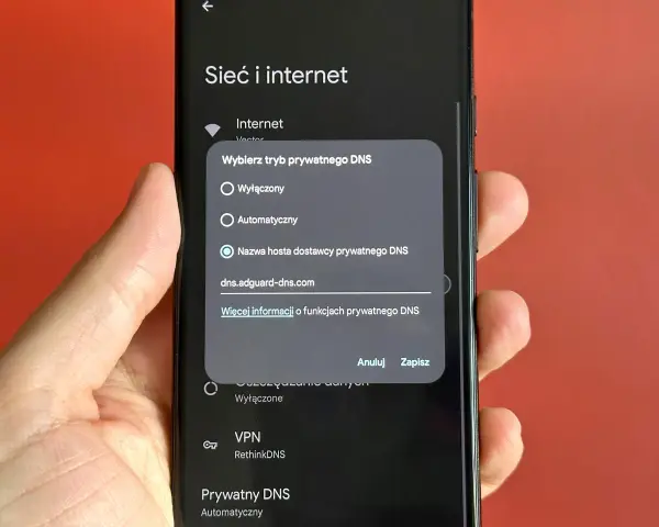 Ustawienia prywatnego DNS na telefonie. Wybierz "Nazwa hosta dostawcy prywatnego DNS" i wpisz "dns.adguard-dns.com", by wyłączyć reklamy w telefonie.