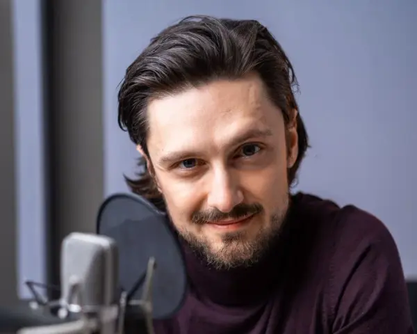 Filip Kosior przygotowuje się do nagrania audiobooków.