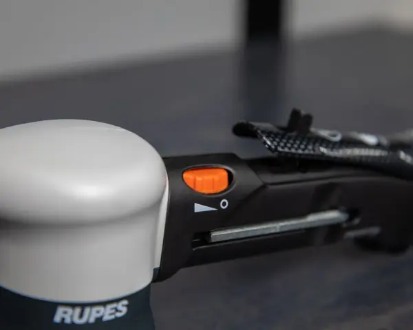 Detaljbild på en Rupes polermaskin 75mm med orange reglage.