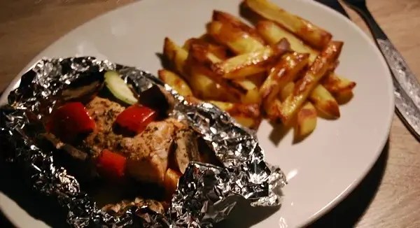 Na której stronie folii aluminiowej piec frytki, aby były chrupiące?