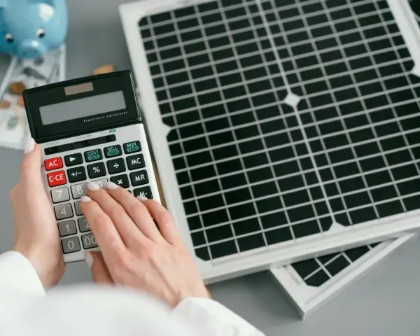 Kalkulacja opłacalności magazynu energii przy panelach słonecznych.
