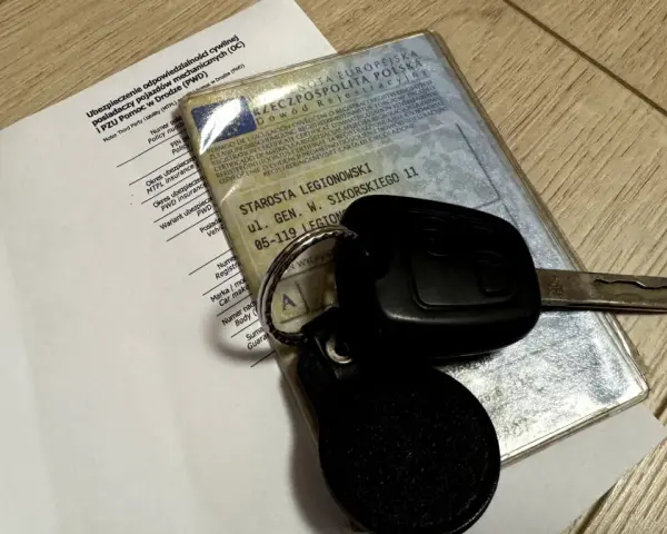 Kluczyki do auta, dowód rejestracyjny i polisa OC. Brak ważnego OC to kara, której lepiej uniknąć.