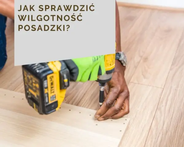 Sprawdzanie wilgotności posadzki pod panele jest kluczowe. Mężczyzna w rękawicach używa wkrętarki do montażu.