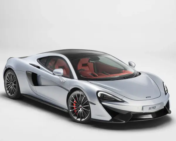 Srebrny McLaren 570GT z czerwonym wnętrzem. Zastanawiasz się nad mclaren cena?