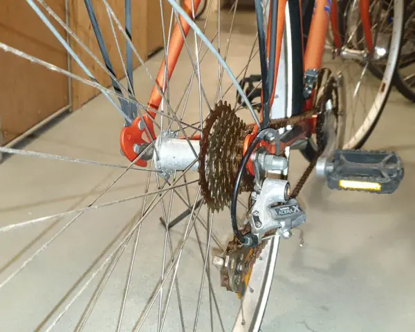 Detaljbild av cykelns bakhjul med kassett och växel. Förbereder för att byta bakhjul på cykeln med 3 växlar.