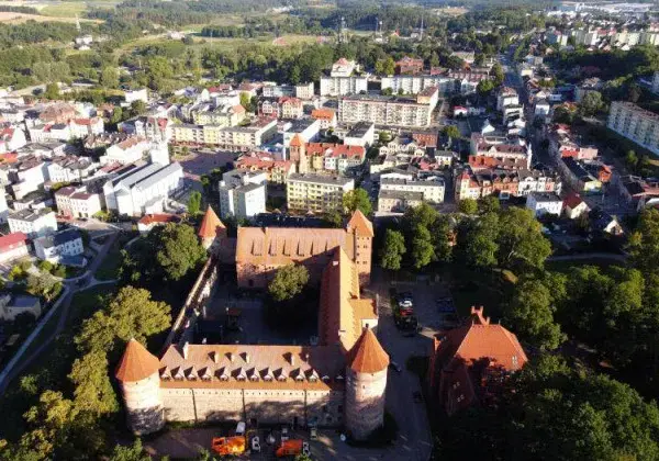 Atrakcje Bytów i okolice: Zamek, jeziora, szlaki. Odkryj Kaszuby!