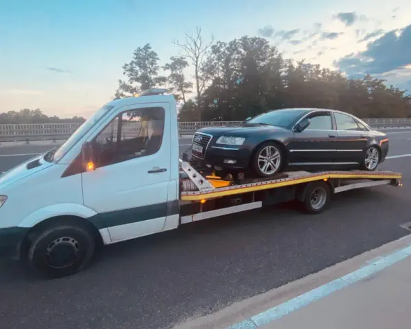 Autolaweta z Audi A8 na pokładzie. Zastanawiasz się, jakie prawo jazdy jest potrzebne do jej prowadzenia?