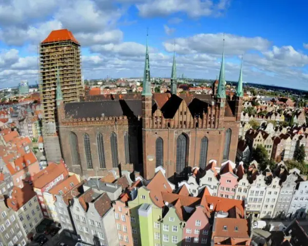 Widok z lotu ptaka na Bazylikę Mariacką w Gdańsku i kolorowe kamienice Starego Miasta.