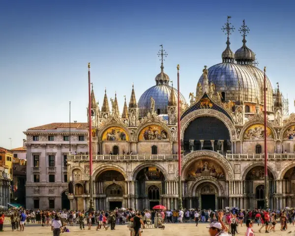 La Basilica di San Marco a Venezia, un capolavoro di architettura e storia, brulica di turisti.