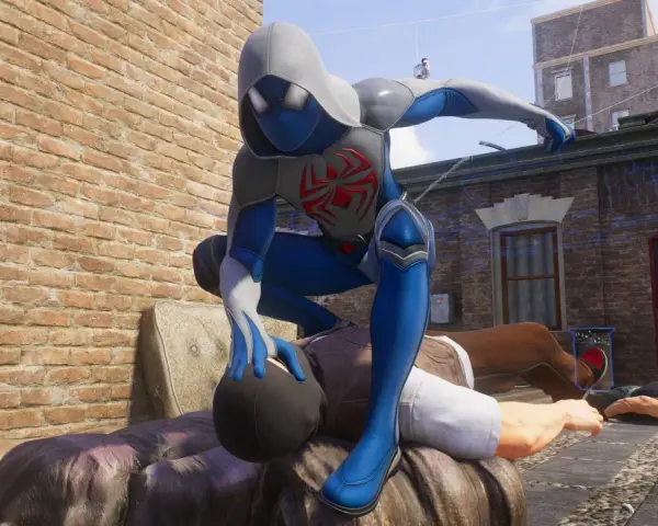 Spider-Man w nowym stroju obezwładnia przeciwników. To scena z gry Spider-Man 2 poradnik, gdzie każdy ruch ma znaczenie.