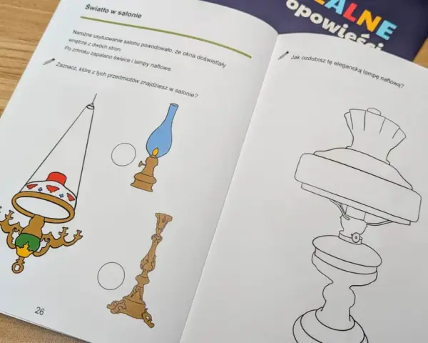 Książka z zadaniami dla dzieci, na stronach rysunki świec i lamp naftowych, zachęcające do nauki i zabawy.