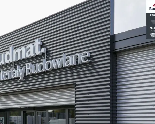 Nowoczesna elewacja z blachy falistej budynku Budmat. Materiały Budowlane.