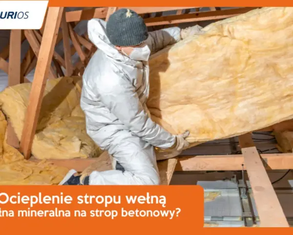Ocieplenie stropu betonowego wełną mineralną. Pracownik w kombinezonie montuje izolację w poddaszu.