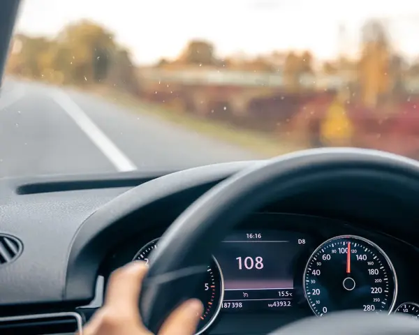Prędkościomierz pokazuje 108 km/h. Kierowca pędzi, ryzykując kolejny mandat za recydywę.