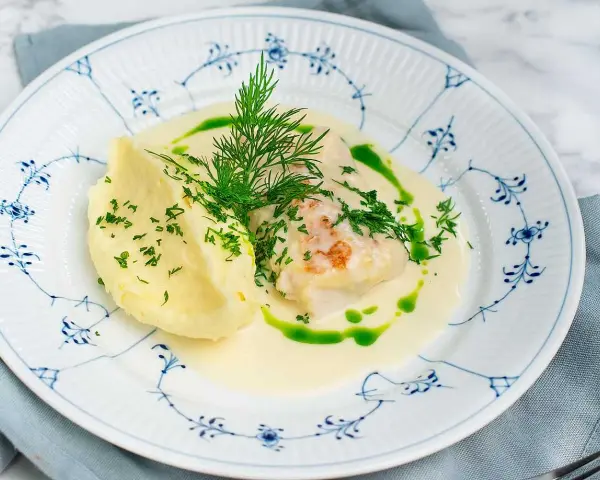 Ugnsbakad torskrygg med krämig sås, potatismos och dill. En klassisk svensk rätt som smakar ljuvligt.