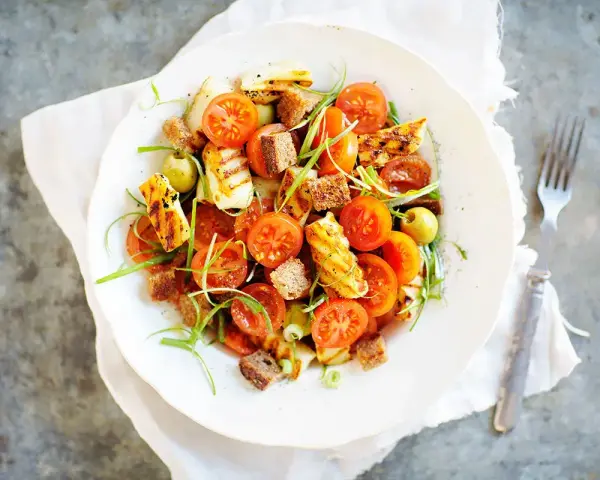 En härlig halloumi sallad med körsbärstomater, krutonger och gröna oliver.