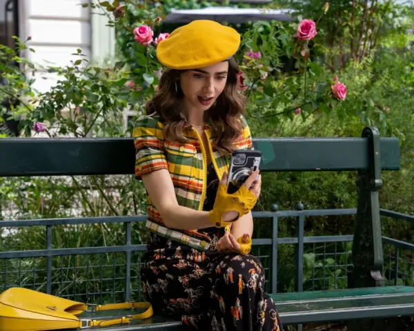 Mujer con boina amarilla y bolso, rodeada de rosas, capturando el momento. ¡Pura esencia de cosas típicas francesas!
