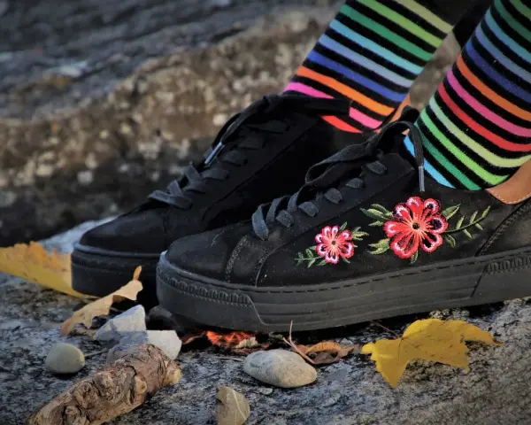 Jakie skarpetki do sneakersów – unikaj błędów w stylizacji