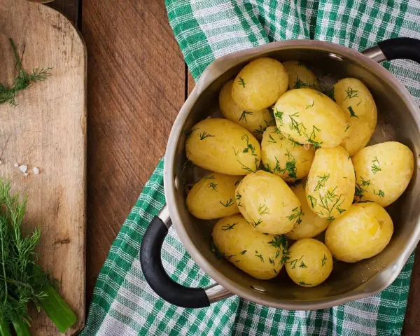 Patatas cocidas con eneldo en una olla, listas para disfrutar. Un plato sencillo y nutritivo, con pocas kcal patata cocida.