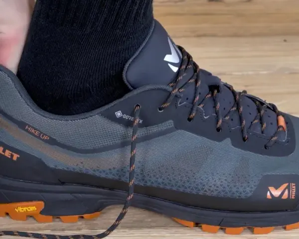 Test de chaussure de randonnée Millet. Faut-il prendre une pointure au-dessus pour marcher ? Le pouce vérifie l'espace avant le gros orteil.