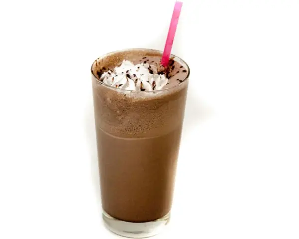 Un delizioso frappè al cioccolato con panna montata e una cannuccia rosa.