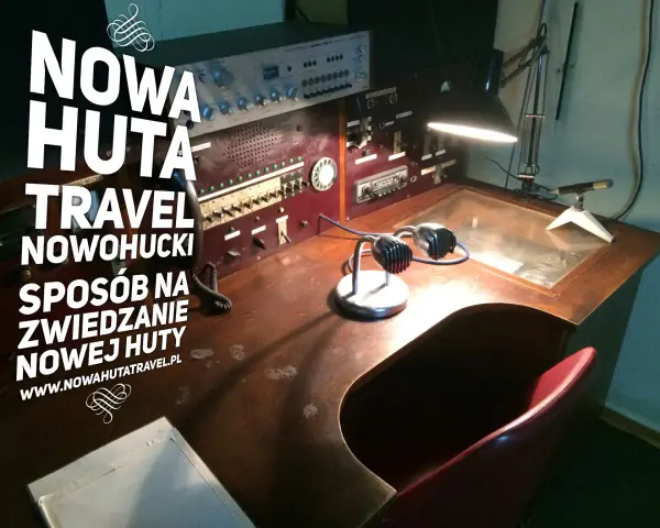 Biurko z retro sprzętem, lampką i mikrofonem. Odkryj podziemną Nową Hutę z Nowa Huta Travel.