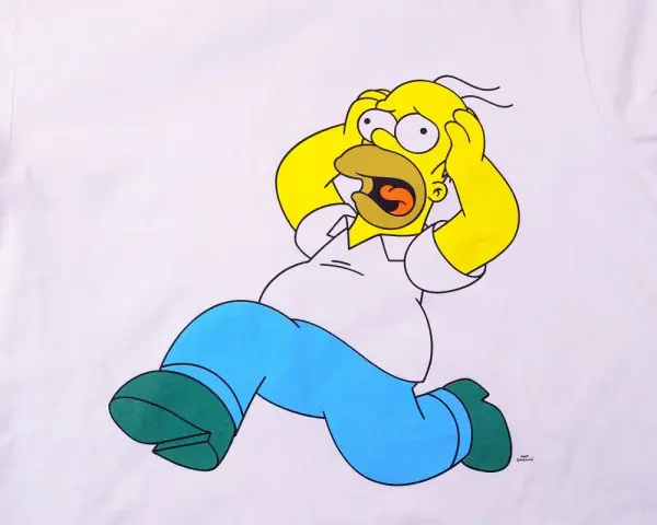 Żółta postać z bajki, Homer Simpson, biegnie w panice, trzymając się za głowę.