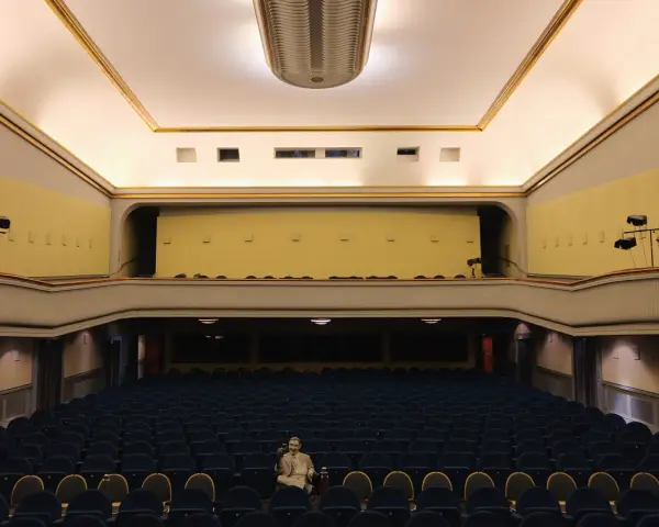 Leere Reihen im Babylon Kino Berlin. Ein Mann sitzt allein in der Mitte und wartet auf den Film.