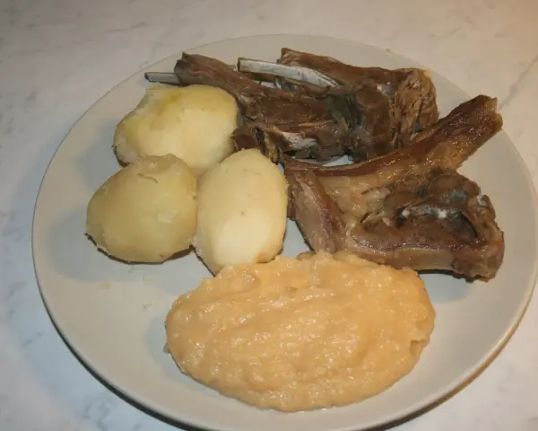 Kotlety jagnięce z ziemniakami i puree jabłkowym, klasyczne danie kuchni norweskiej.