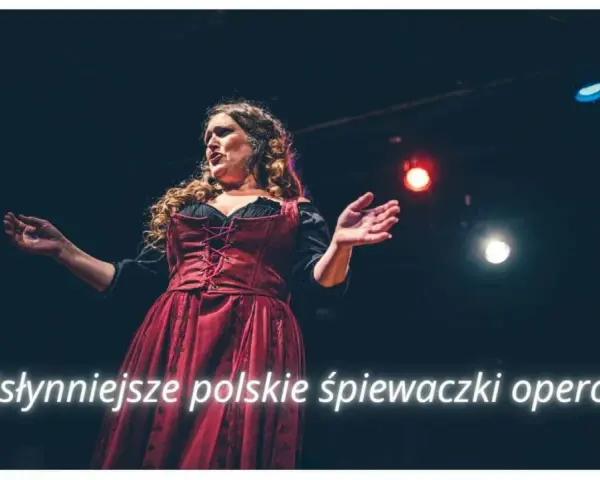 Wybitny polski śpiewak operowy w historycznym stroju na scenie, z rękami uniesionymi w geście.