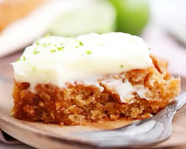En saftig bit vegansk morotskaka med krämig frosting och rivet limeskal. Perfekt för fika!