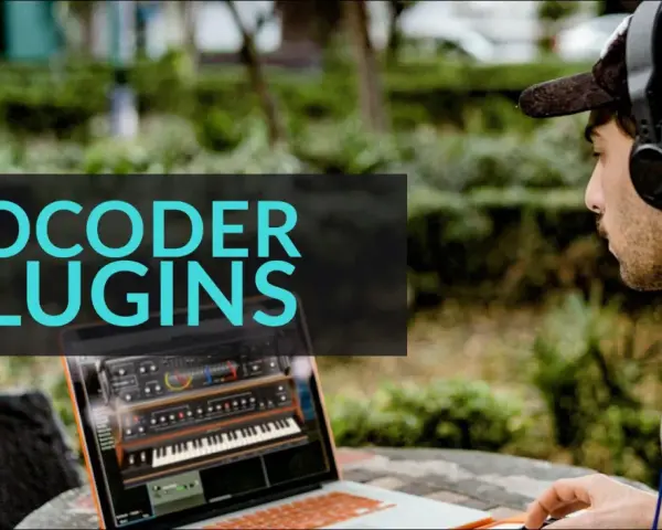 Mann mit Kopfhörern und Tätowierung am Arm arbeitet draußen an einem Laptop, auf dem Vocoder Plugins angezeigt werden.