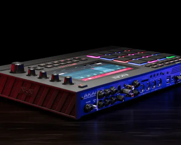 Akai MPX8, sampler z podświetlanymi padami i ekranem, gotowy do tworzenia muzyki.