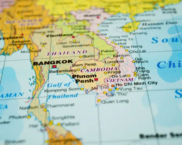 Mapa Azji z zaznaczonymi Tajlandią, Kambodżą i Wietnamem. Widoczne stolice: Bangkok, Phnom Penh.